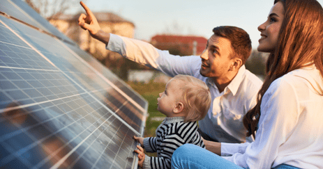 Famille observant des panneaux solaires photovoltaïques