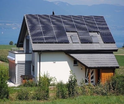 Maison individuelle dont le toit est couvert de panneaux solaires photovoltaïques