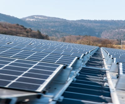 Rangées de panneaux solaires photovoltaïques